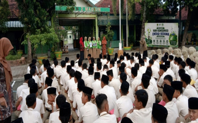 Peringati Hari Konservasi Energi Sedunia, MTsN 2 Madiun Tanamkan Budaya Hemat Energi Melalui Penempelan Stiker Edukatif